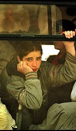 Blace sığınmacı kampından ayrılmak üzere olan Kosovalı bir genç kadın; Foto: Lucian Perkins