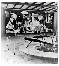 ‘Guernica’ Paris Fuarının başlamasından ancak yedi hafta sonra yetiştirilebilen Cumhuriyet İspanyası Pavyonunda 
